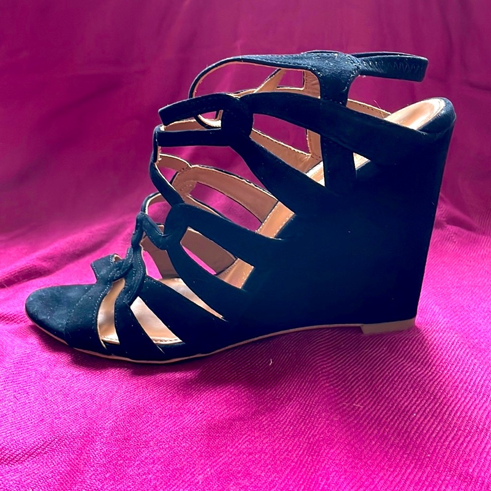 NIB!  Tahari Gorgeous Black Suede Leather Meredith Wedge Sandals.  Size 8.